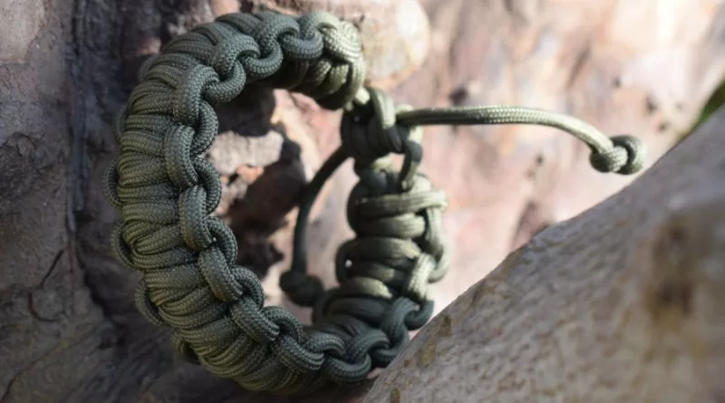 Make Your Own Quick Deploy Paracord Bracelet.